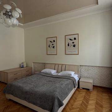 Театральна вул., 23