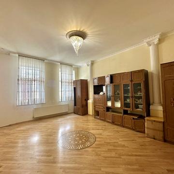 Гетьмана Петра Дорошенка вул. (Жовтнева), 25