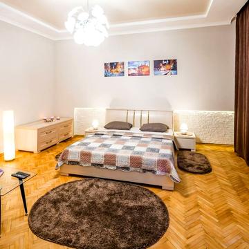Театральна вул., 23