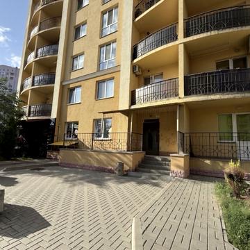 Валерія Лобановського вул., 25