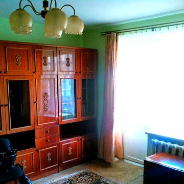 Листопадна вул., 8