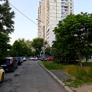 Каштанова вул., 4