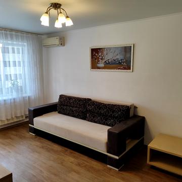 Академіка Сахарова вул., 44