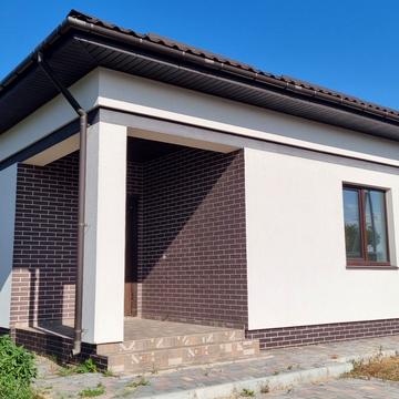Космонавтів вул., 5