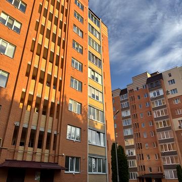 Героїв-Добровольців вул., 1