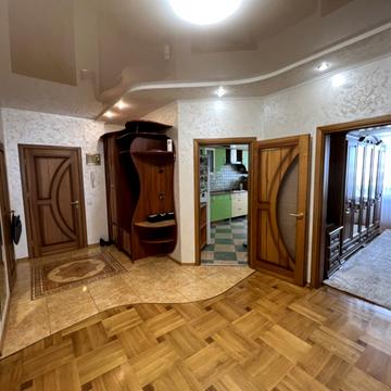 Коновальця вул., 11
