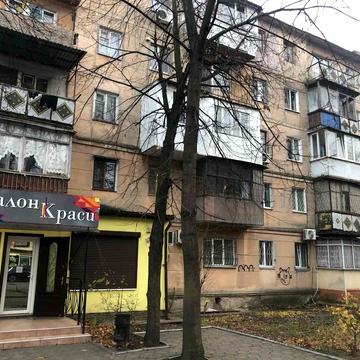 Космонавтів вул., 19/1