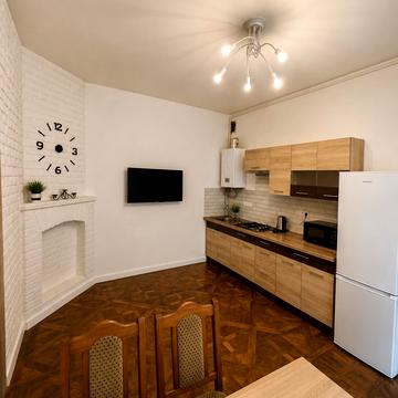 Театральна вул., 5