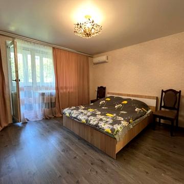 Захисників України вул. (1-го Травня), 8а