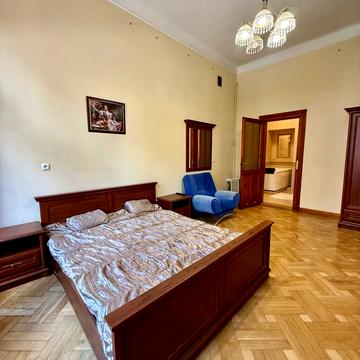 Панаса Саксаганського вул., 11