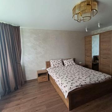 Будівельників вул., (Будинок)
