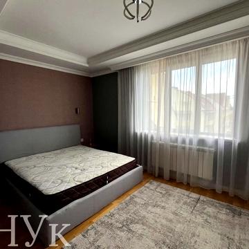 Володимирська вул., 82