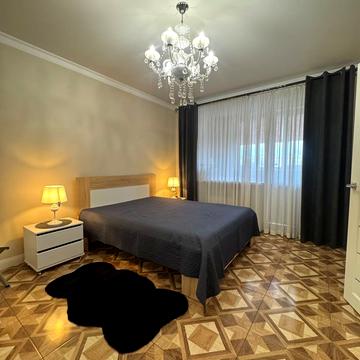 Квартальна вул., 8/8
