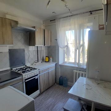 Космонавтів вул., 1