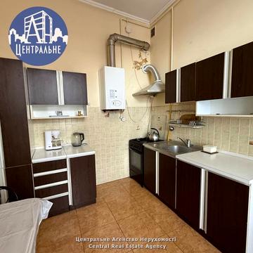 Кафедральна вул., 4