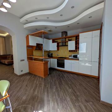 Богдана Хмельницького вул., 57