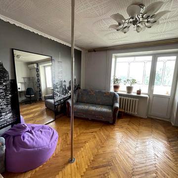 Незалежності бульв. (50 років Жовтня), 12