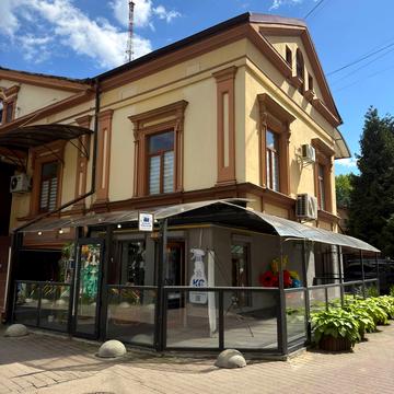 Чорновола вул., 4