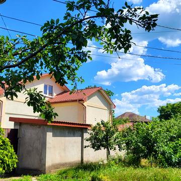 Дніпровська вул., 8