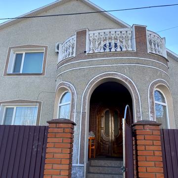 Грушевського вул., 1
