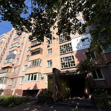 Менахем-Мендл Шнеєрсона вул. (Мініна), 13