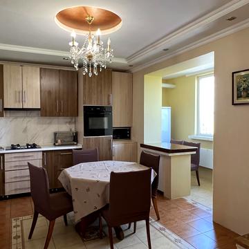 Сергія Корольова вул., 5