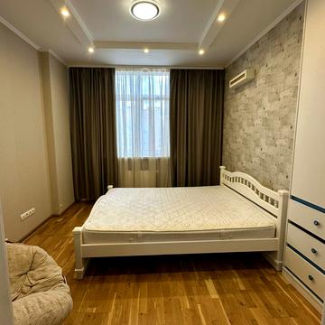 Сімї Кульженків вул. (Петра Дегтяренка), 35