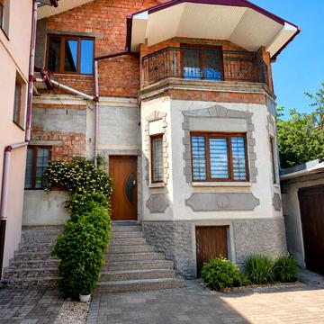 Олега Ольжича вул., 11