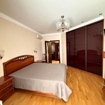 Дмитрівська вул., 76