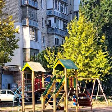 Червона вул., 8