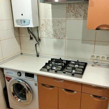 Дмитра Яворницького вул., 4
