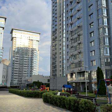 Дніпровська набережна вул., 14