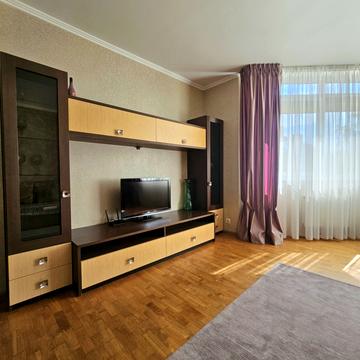 Бориспільська вул., 4