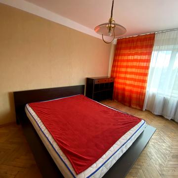 Будівельників вул., 19