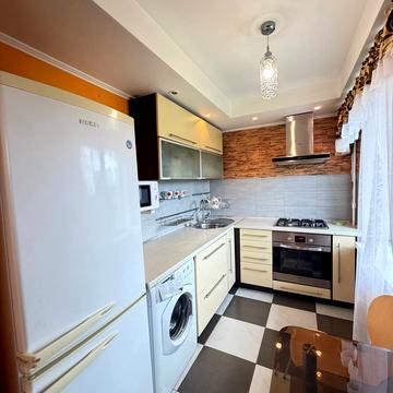 Миколи Ушакова вул., 8