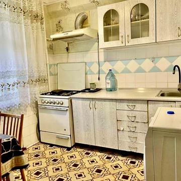 Романа Ратушного вул. (Волгоградська), 33