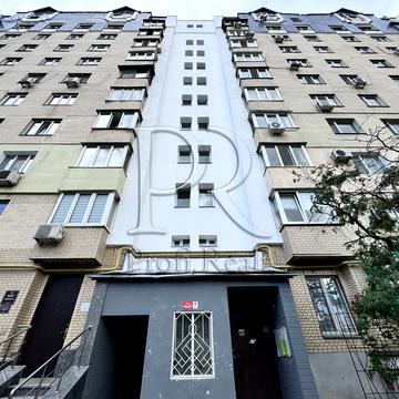 Анни Ахматової вул., 5