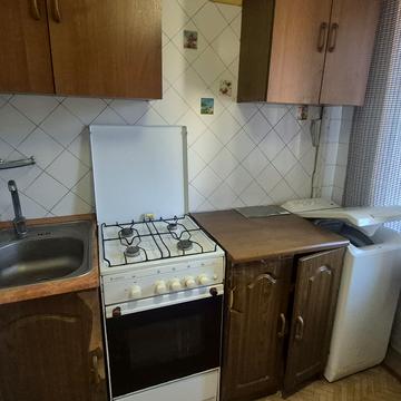 Варненська вул., 1