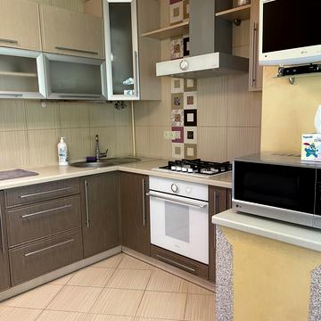 Грушевського вул., 82