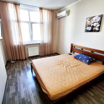 Анни Ахматової вул., 22