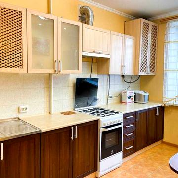 Гетьмана Петра Дорошенка вул., 18б
