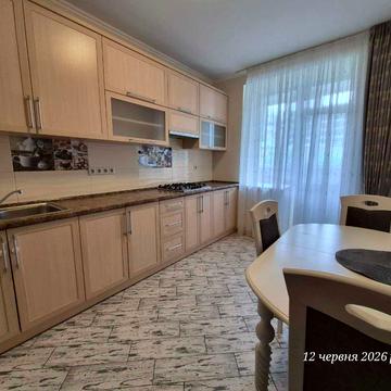 Гетьмана Петра Дорошенка вул., 18б