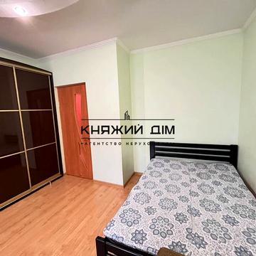 Анни Ахматової вул., 35