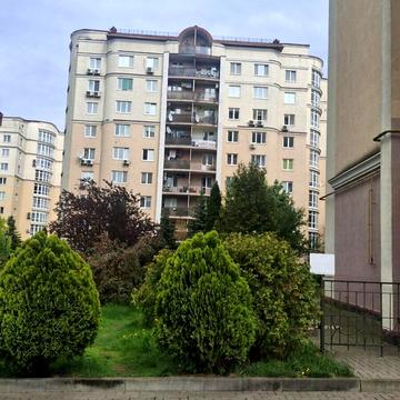 Валерія Лобановського вул., 5