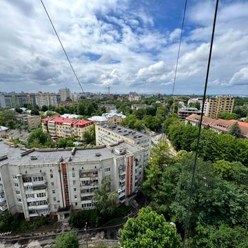 Листопадна вул., 16