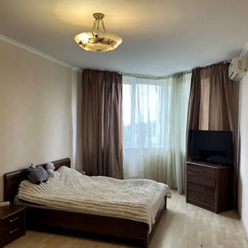 Саперно-Слобідська вул., 22