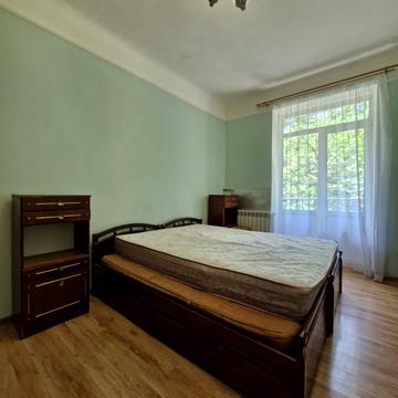 Кловський узвіз, 13
