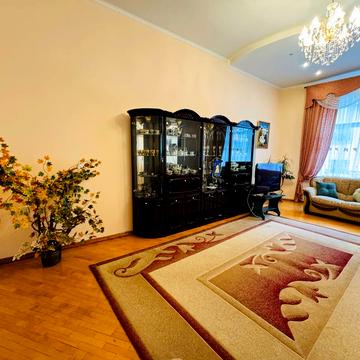 Михайла Грушевського вул., 1
