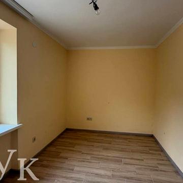 Михайла Грушевського вул., 33