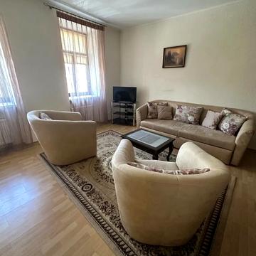 Костянтинівська вул., 37